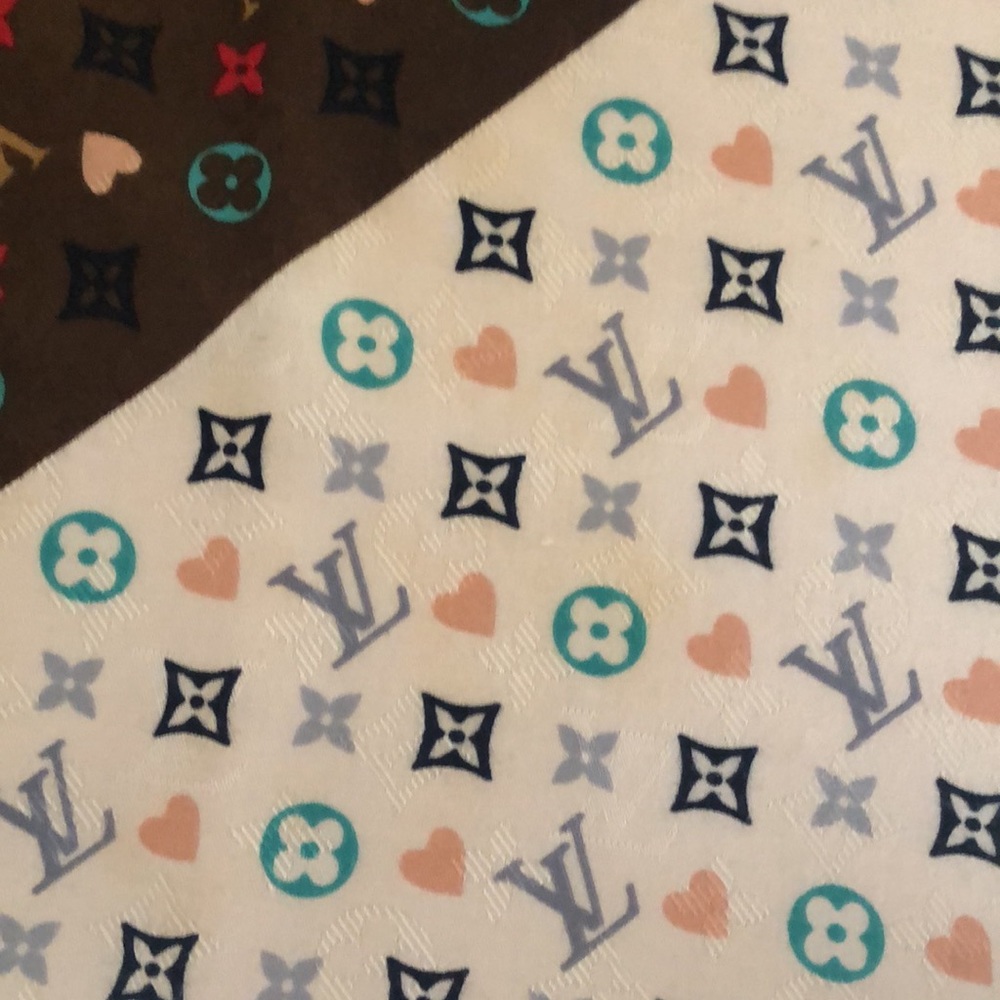 Louis Vuitton Game On Shawl. 65% Silk and 35% Cashmere - Picture 9 of 10